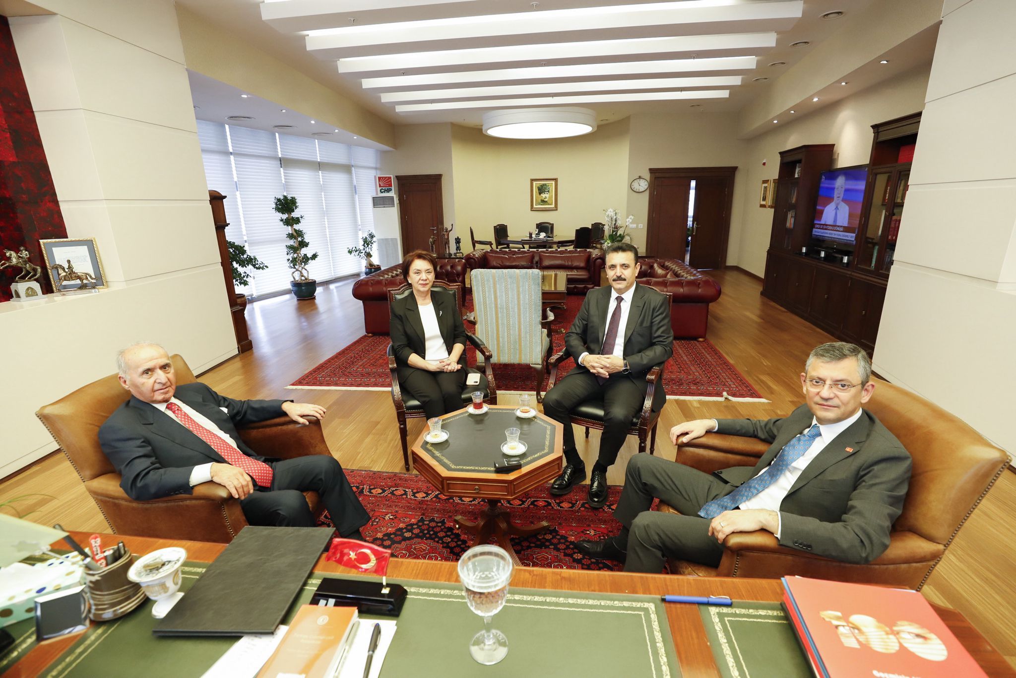 Dikili Belediye Başkanı Adil Kırgöz, eşi Nesrin Kırgöz ile birlikte