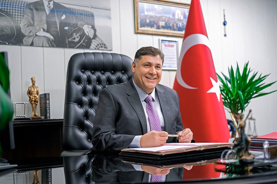 Menderes’te Öğrencilerin Cebi de Yüzü de Gülüyor Menderes Belediyesi tarafından başlatılan eğitime destek programı kapsamındaüniversite öğrencilerine 2