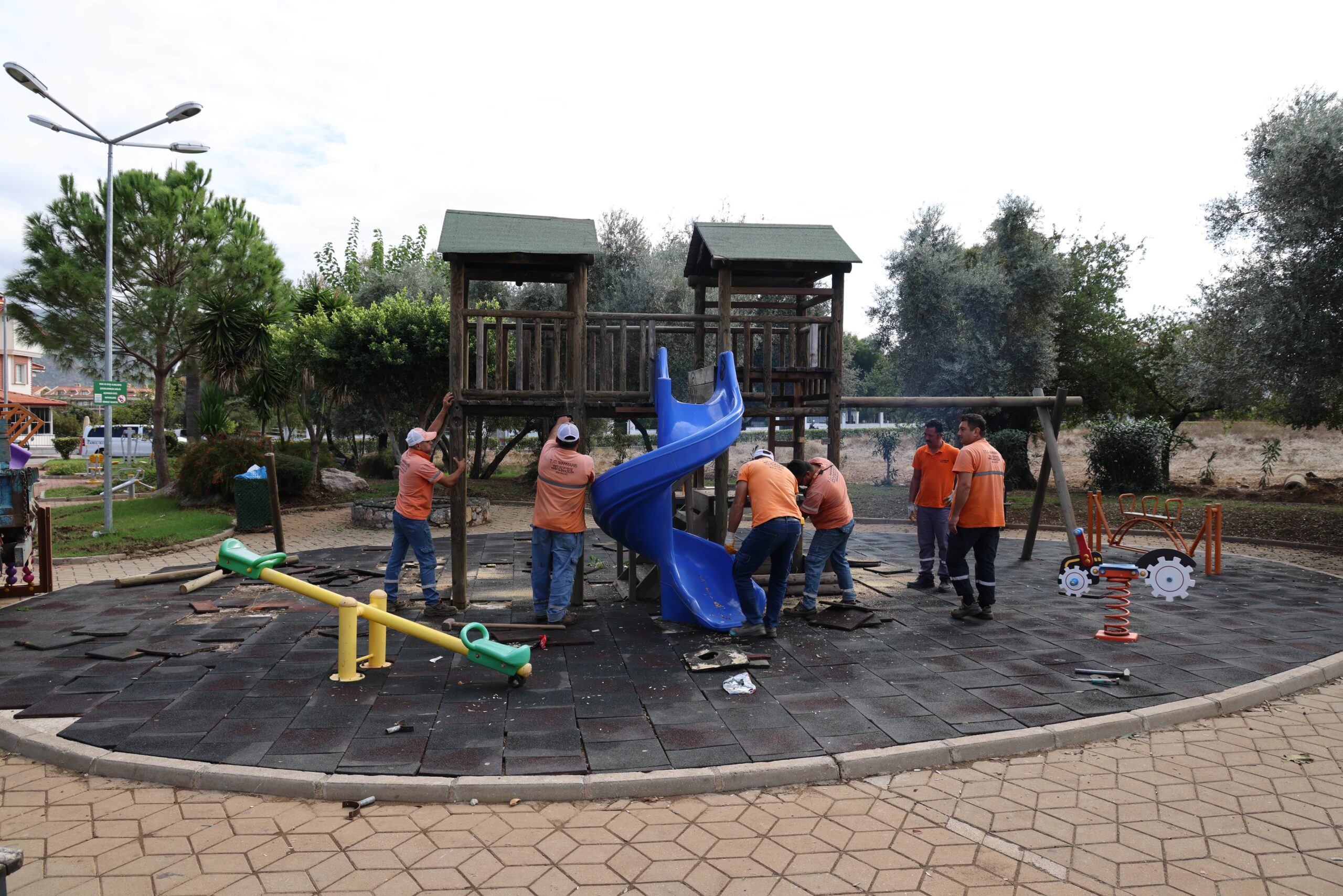 MARMARİS’TE TÜM PARKLAR BAKIMDAN GEÇİYOR Marmaris Belediyesi Park ve Bahçeler Müdürlüğü, yeni parkların yapımının yanı