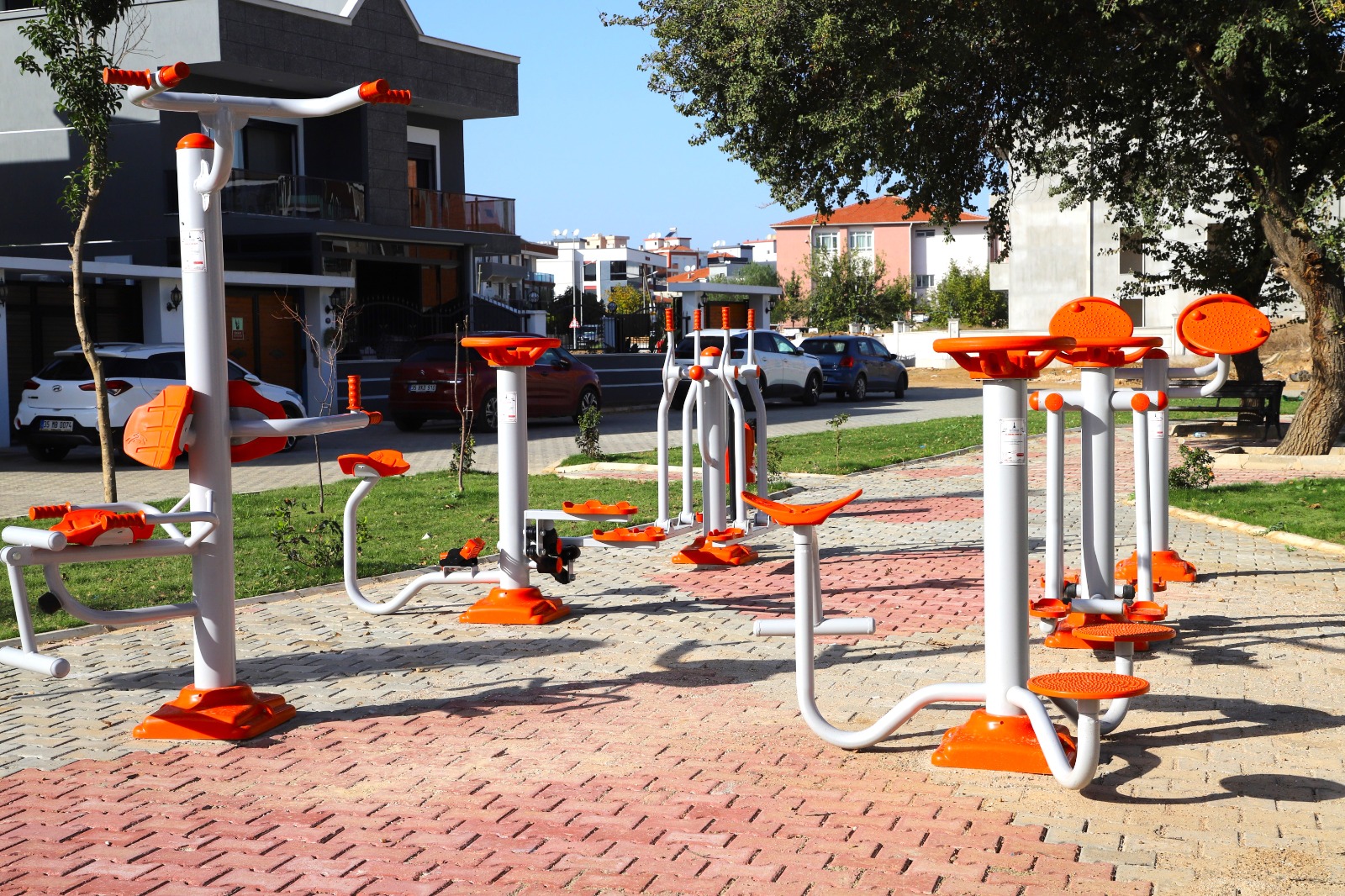 Altıntepe Yeni Parkına Kavuştu Menderes Belediyesi tarafından Altıntepe Mahallesi’ne yeni park kazandırıldı.Menderes Belediyesi Park