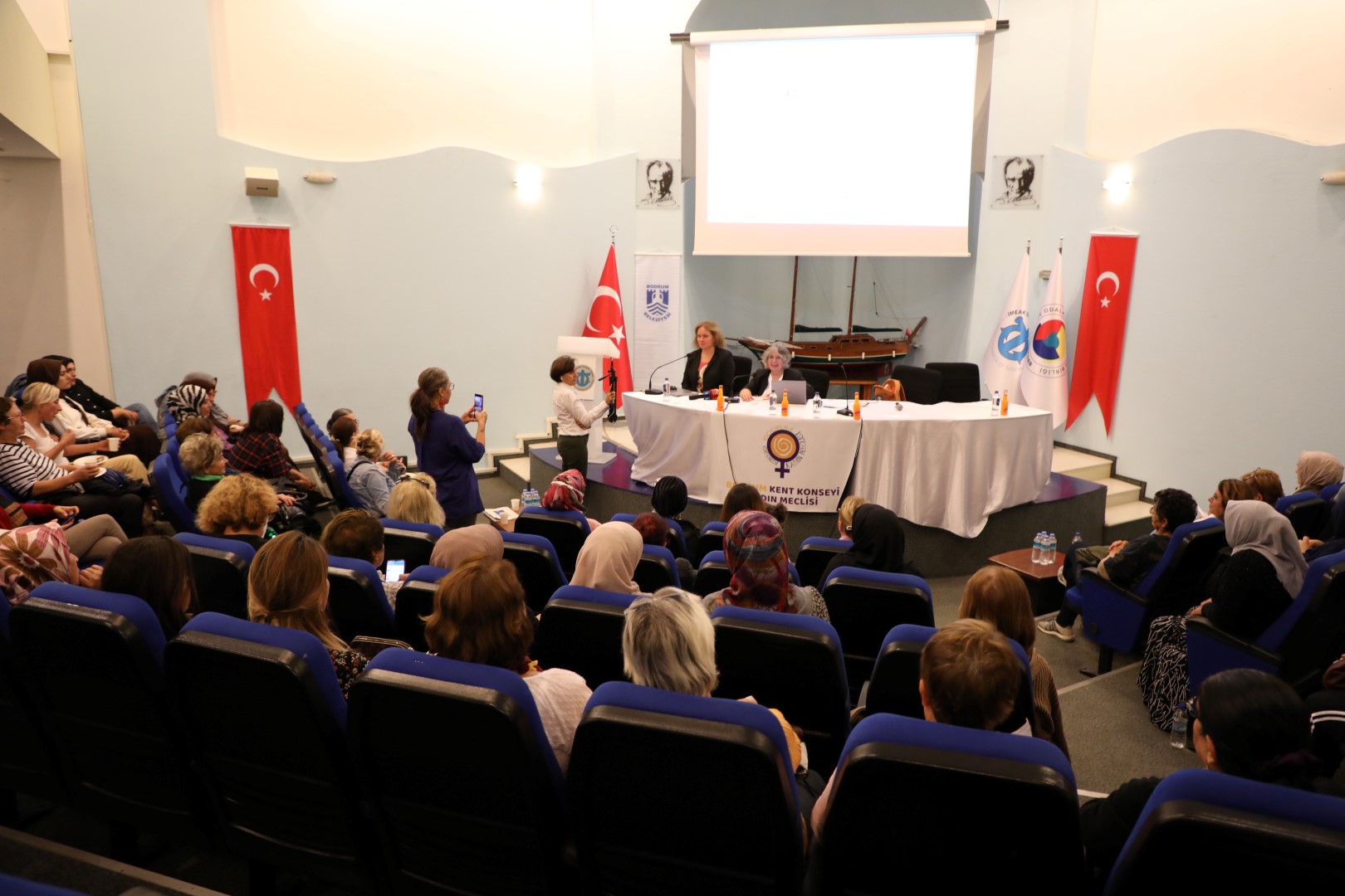BODRUM BELEDİYESİ’NDEN “SİYASET OKULU’’ PROGRAMI<br>KADINLAR, “BİRLİKTE GÜÇLÜYÜZ!’’ DEDİ Bodrum Belediyesi tarafından Bodrum Kent Konseyi Kadın Meclisi, BodrumKadın Dayanışma