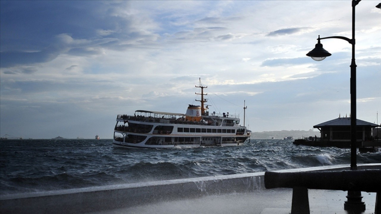 İstanbul’da olumsuz hava koşulları nedeniyle bazı deniz seferlerinin iptal edildiği