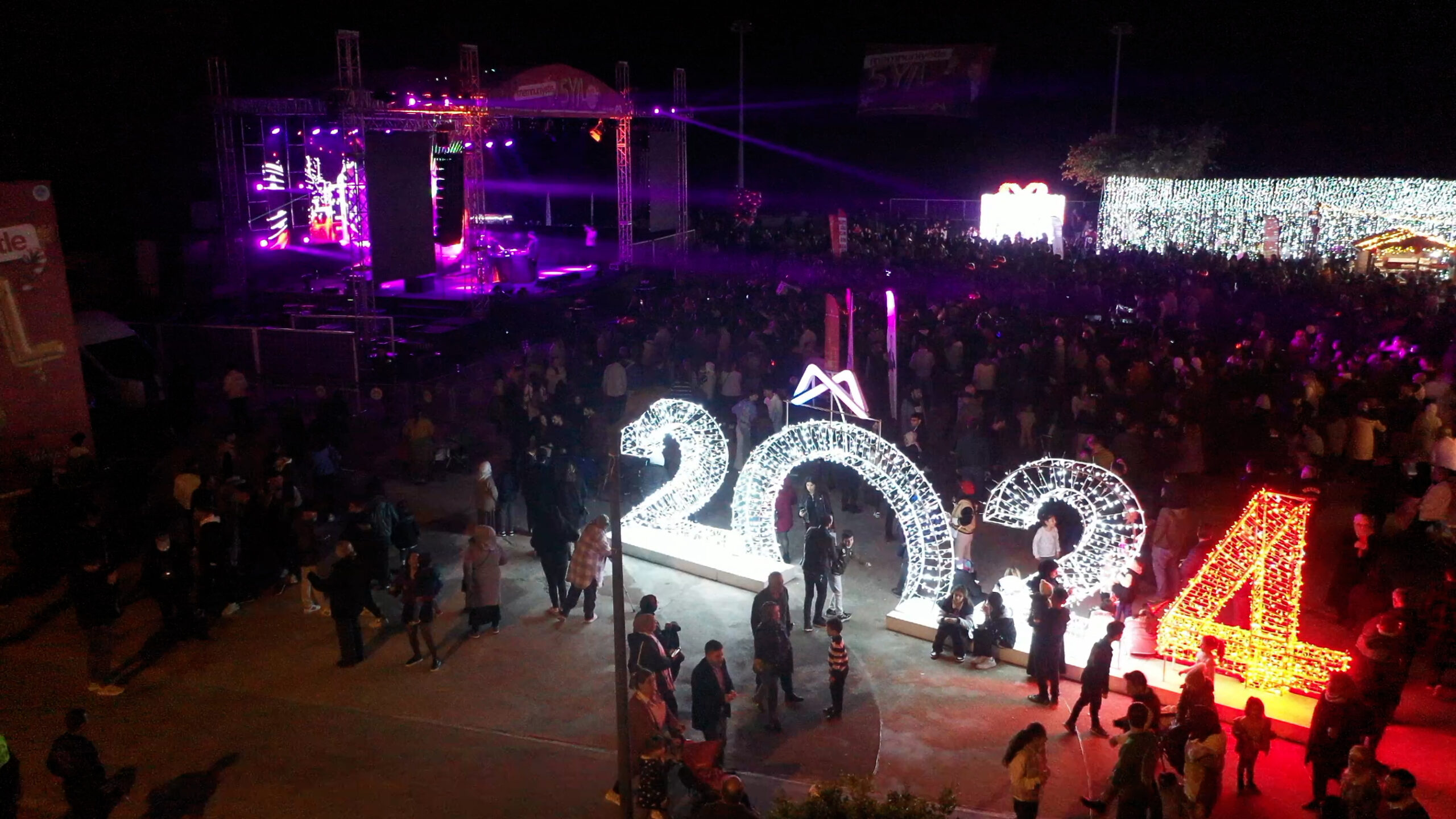 Mersinliler 2024 yılını Mersin Büyükşehir Belediyesi tarafından düzenlenen coşkulu ‘Sokak Partisi’ ile