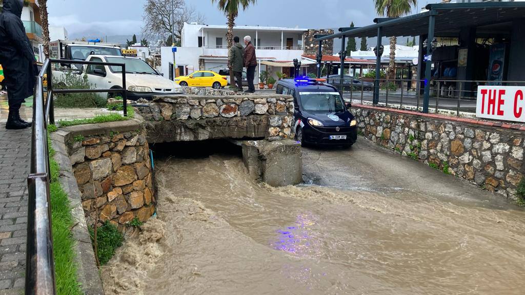 Bodrum Belediyesi, yeni yılın ilk gününden itibaren yer yer etkili olan