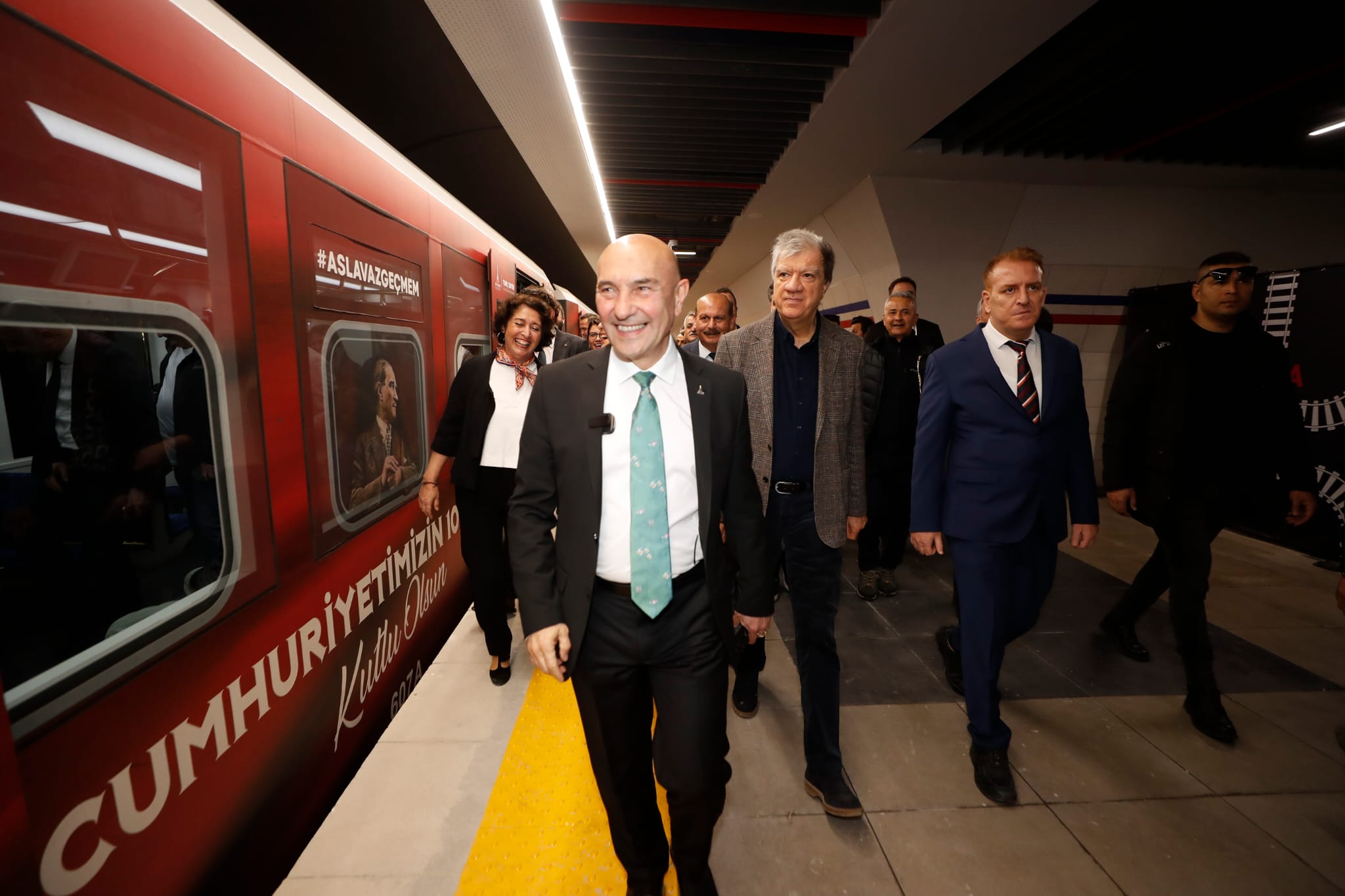 İzmir Büyükşehir Belediye Başkanı Tunç Soyer’in kenti demir ağlarla örme
