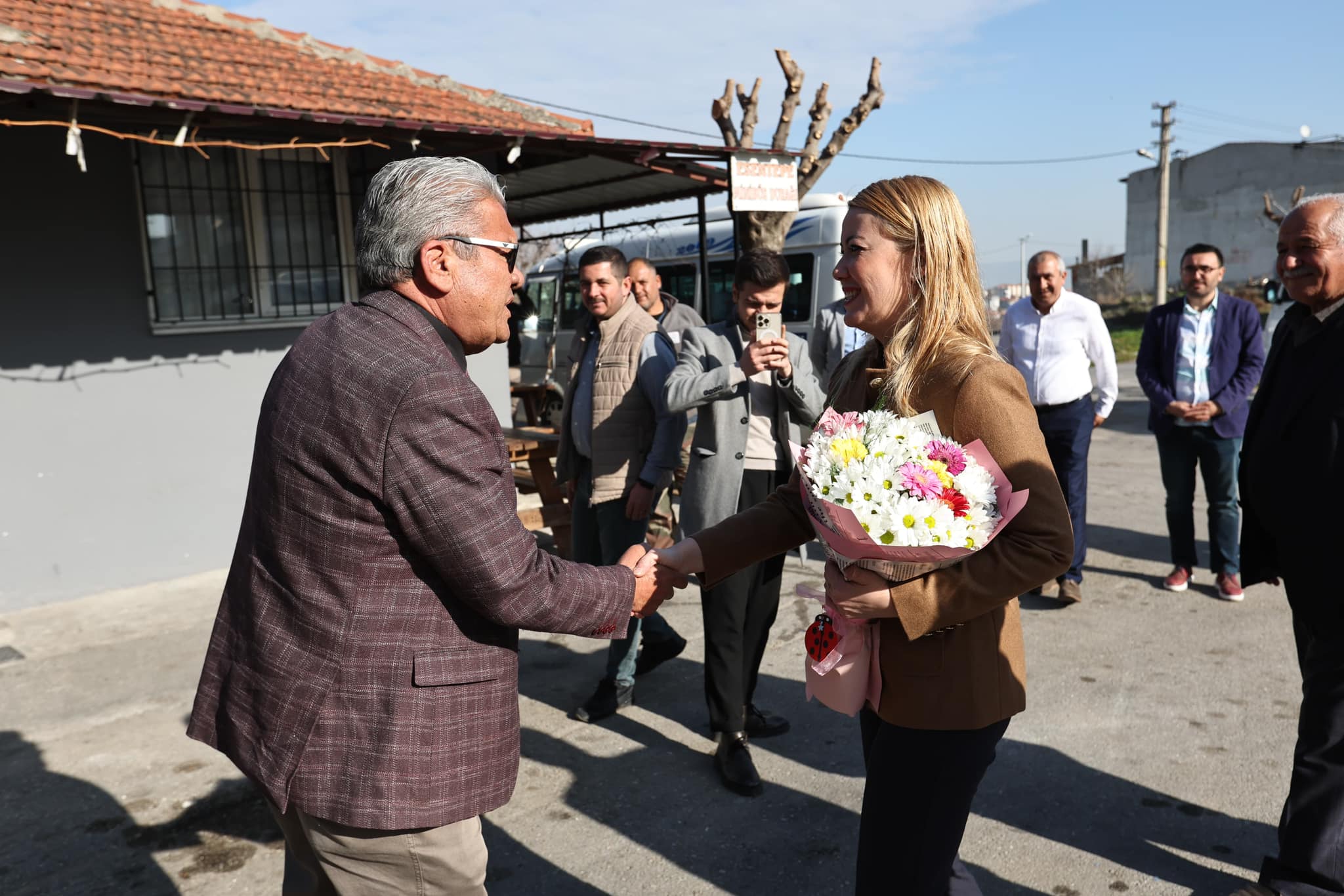 “ŞENİZ DOĞAN ÇİÇEKLERLE KARŞILANIYOR” Merkezefendi’nin farklı noktalarındaki minibüs duraklarını ziyaret eden Şeniz Doğan, gittiği