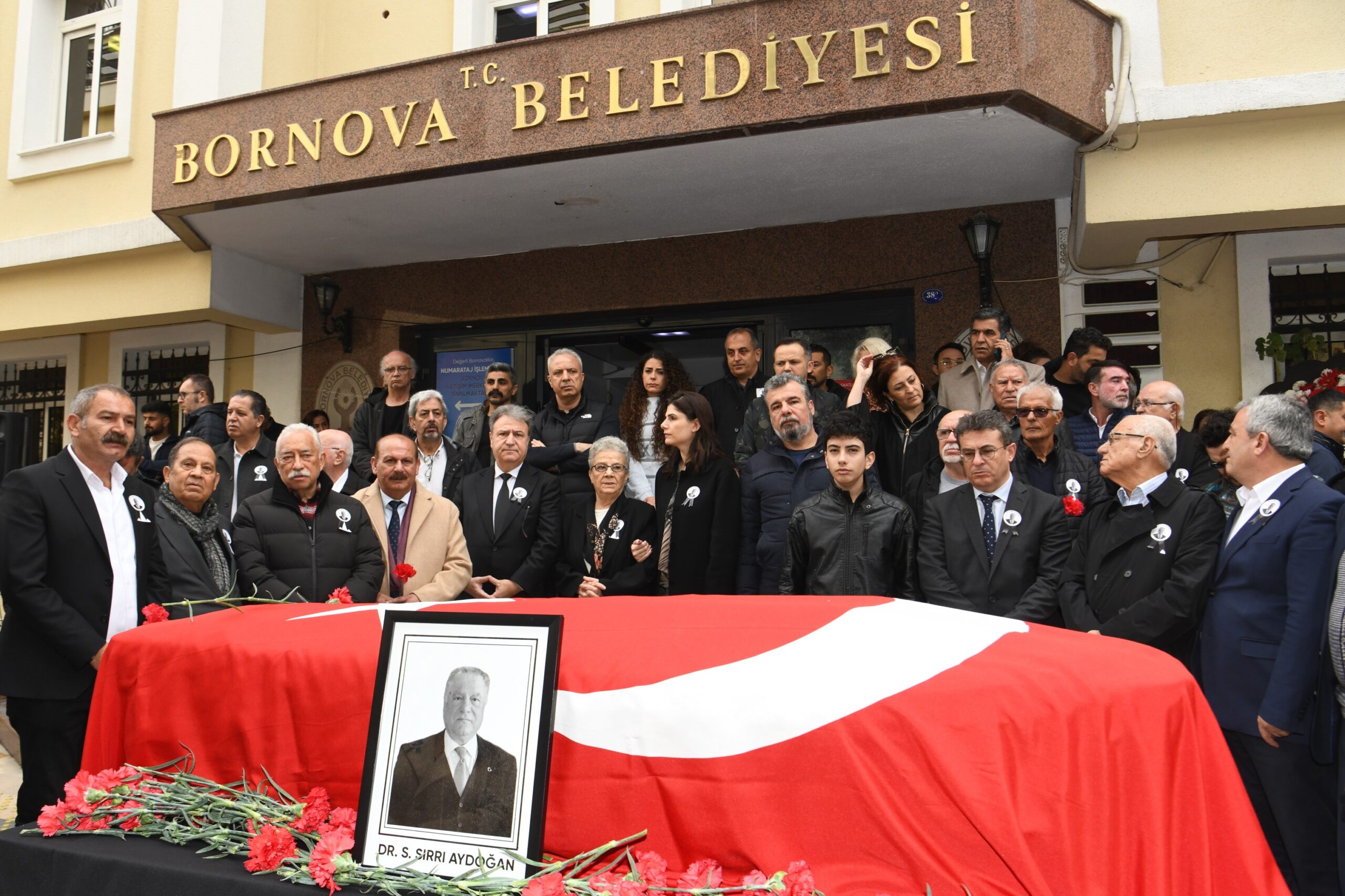Sırrı Aydoğan alkışlarla uğurlandı Önceki gün kalp krizi sonucu hayata gözlerini