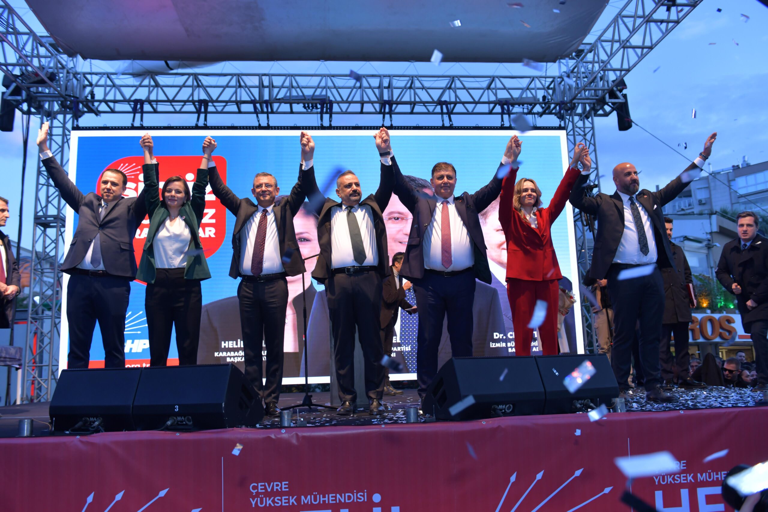 CHP Genel Başkanı Özgür Özel, İzmir’in Karabağlar ilçesindeki Uğur Mumcu