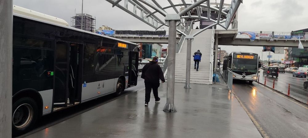 İBB, Küçükçekmece’de riskli durumda bulunan Beşyol Yaya Üst Geçidi’ni yenileme