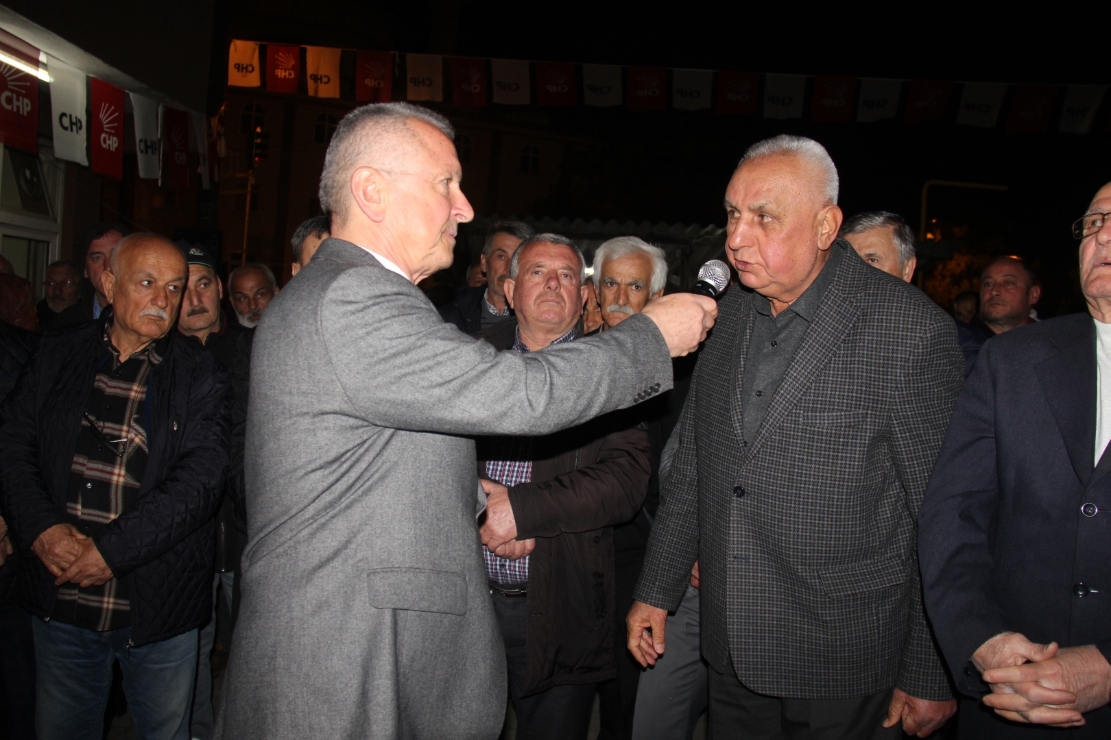 Çaycuma Belediye Başkanı Bülent Kantarcı Kayıkçılar’da vatandaşlarla buluştu. Burada konuşan