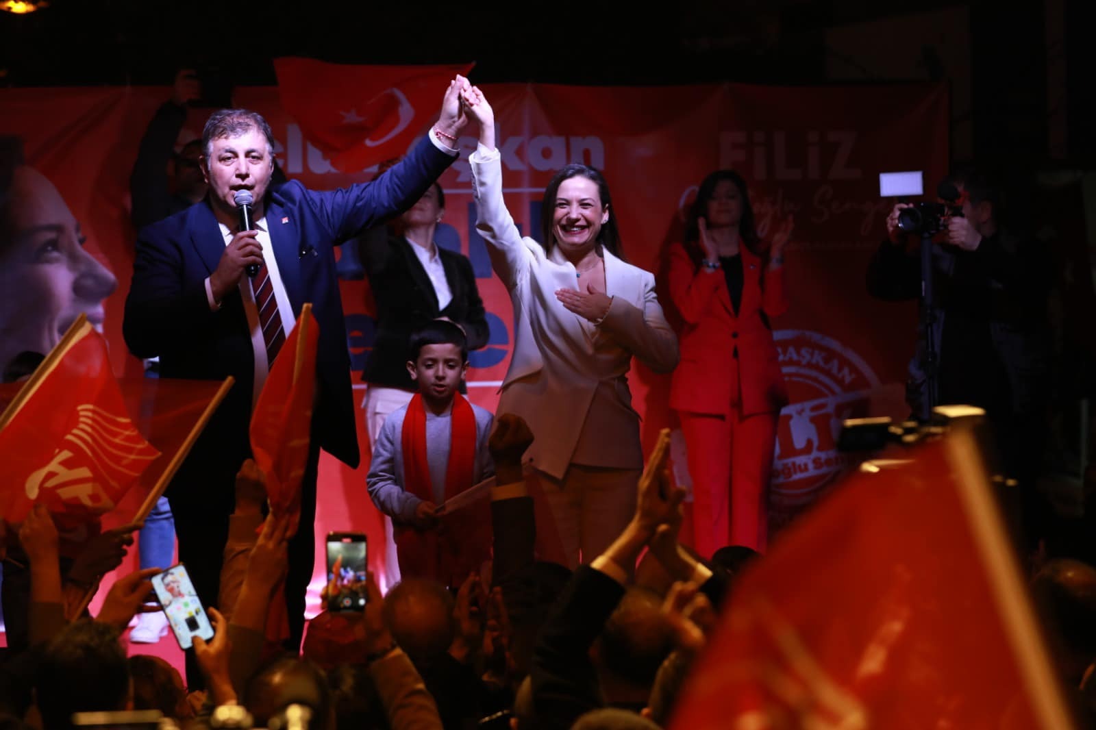 CHP Efes Selçuk seçim ofisi açılışına katılan CHP’nin İzmir Büyükşehir