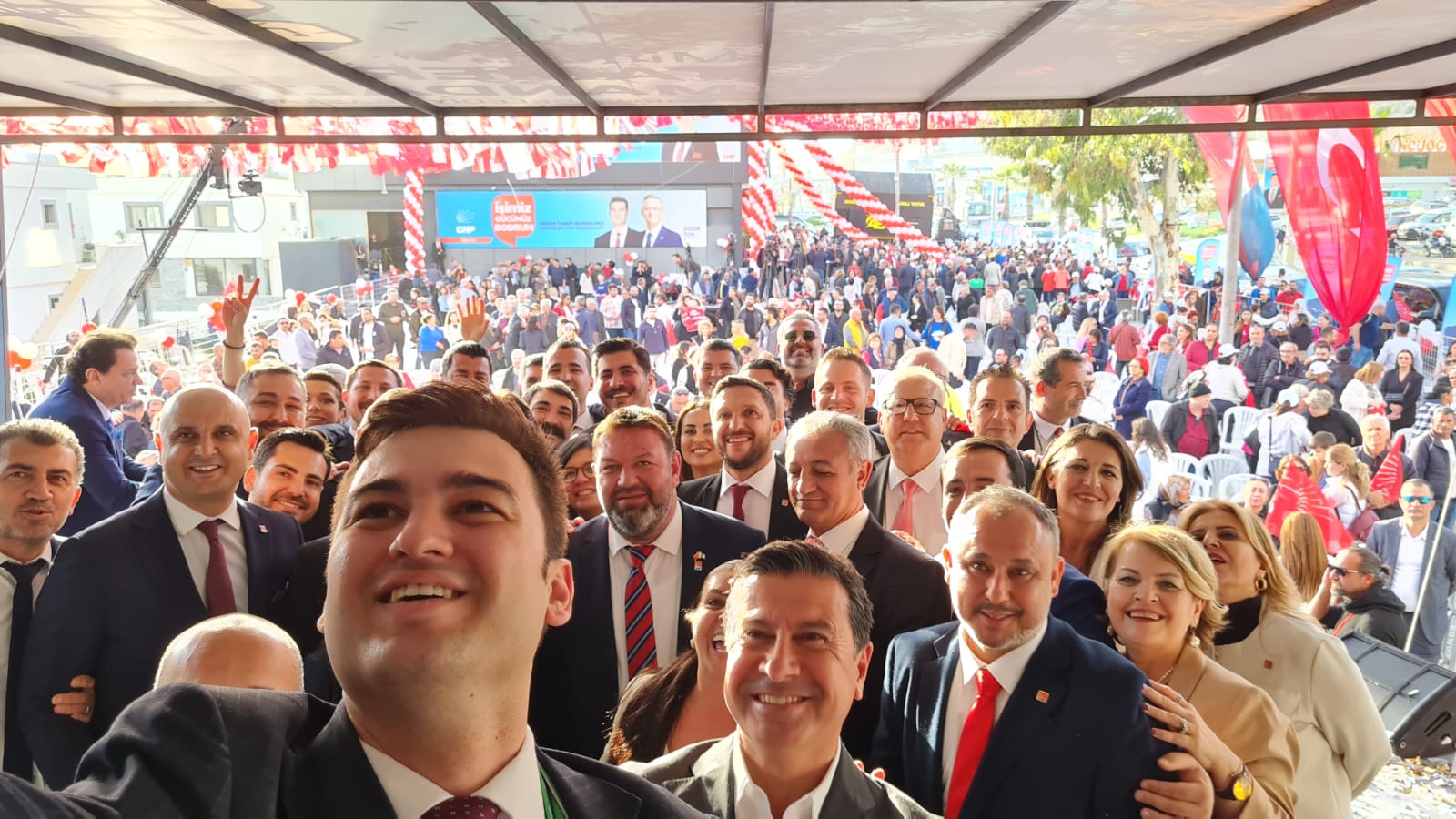 Cumhuriyet Halk Partisi Bodrum Seçim Koordinasyon Merkezi’nin açılışı, yoğun kalabalığın