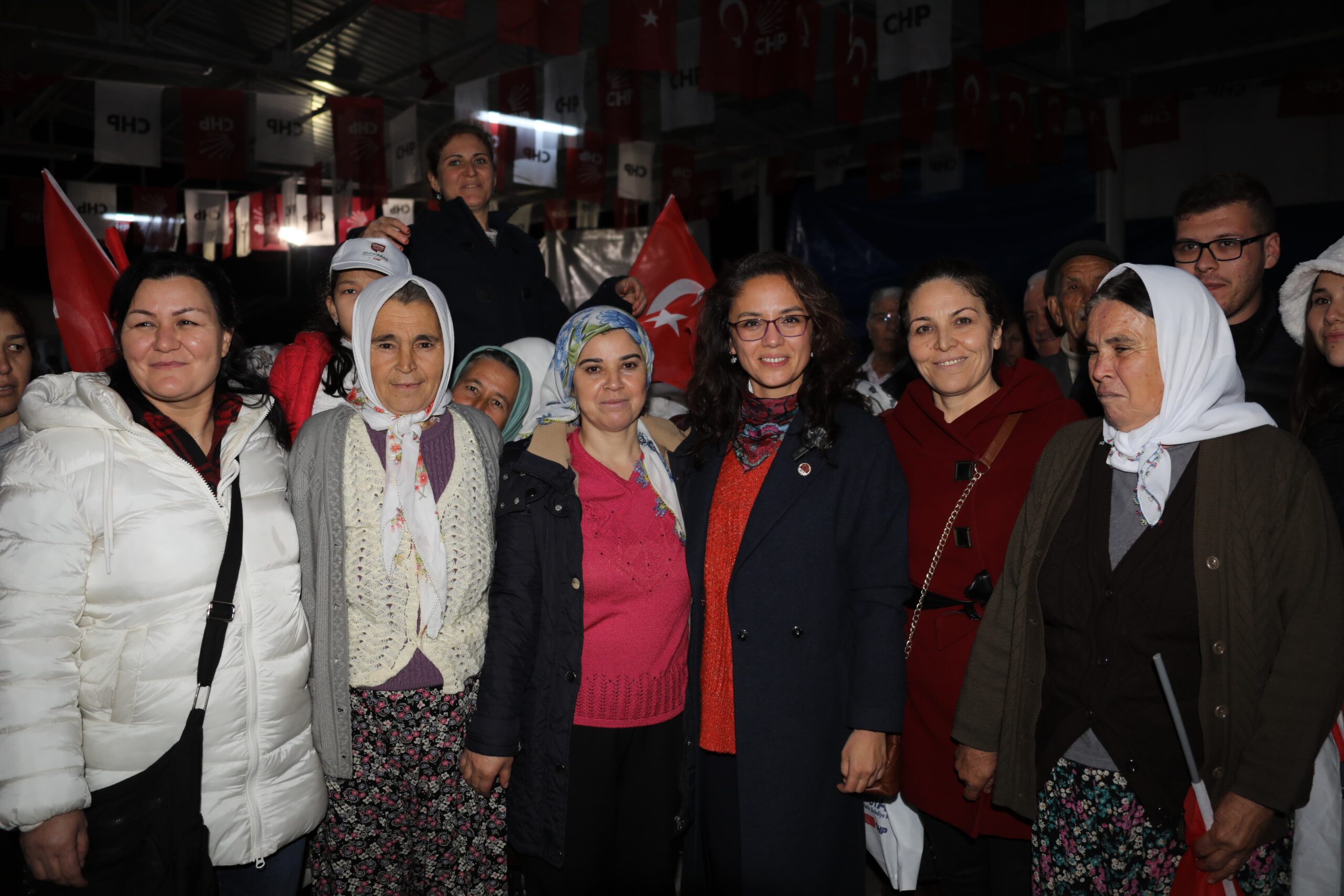 KÖKSAL VE ARAS’IN HALK BULUŞMASI MİTİNGE DÖNÜŞTÜ CHP Menteşe Belediye Başkan Adayı Gonca Köksal, CHP Muğla Büyükşehir