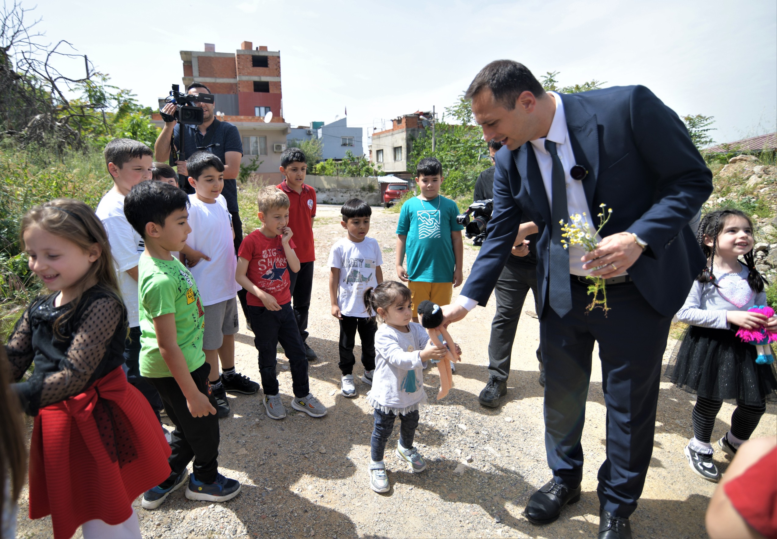 Bornova Belediye Başkanı Ömer Eşki, 23 Nisan haftasına Altındağ MerkezMahallesi’ndeki
