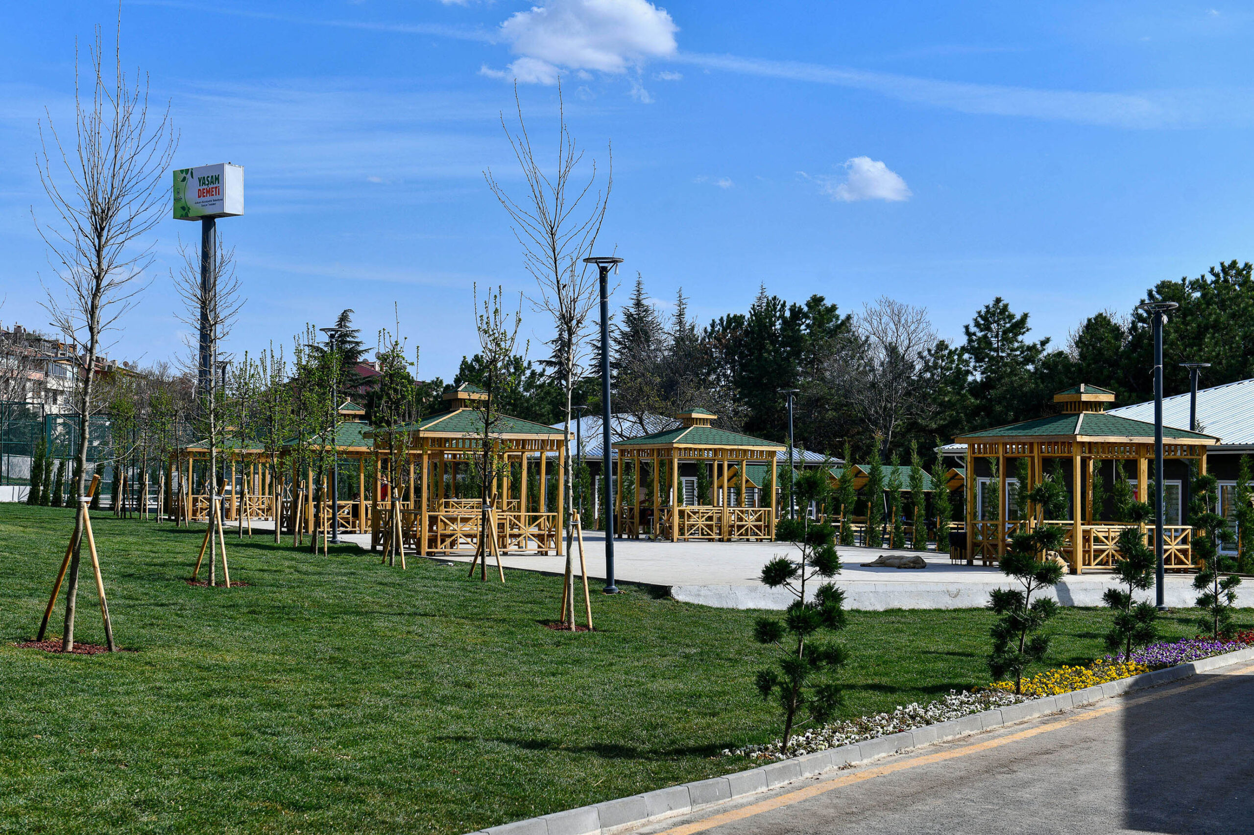 Başkentin dört bir yanında park ve yeşil alan çalışmalarını sürdüren