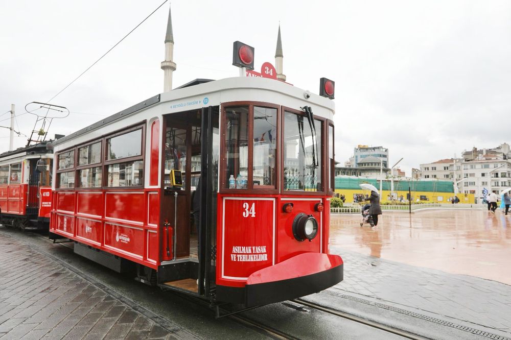 Taksim ve İstiklal Caddesi’nin simgelerinden nostaljik tramvayın yerine elektrik enerjisi