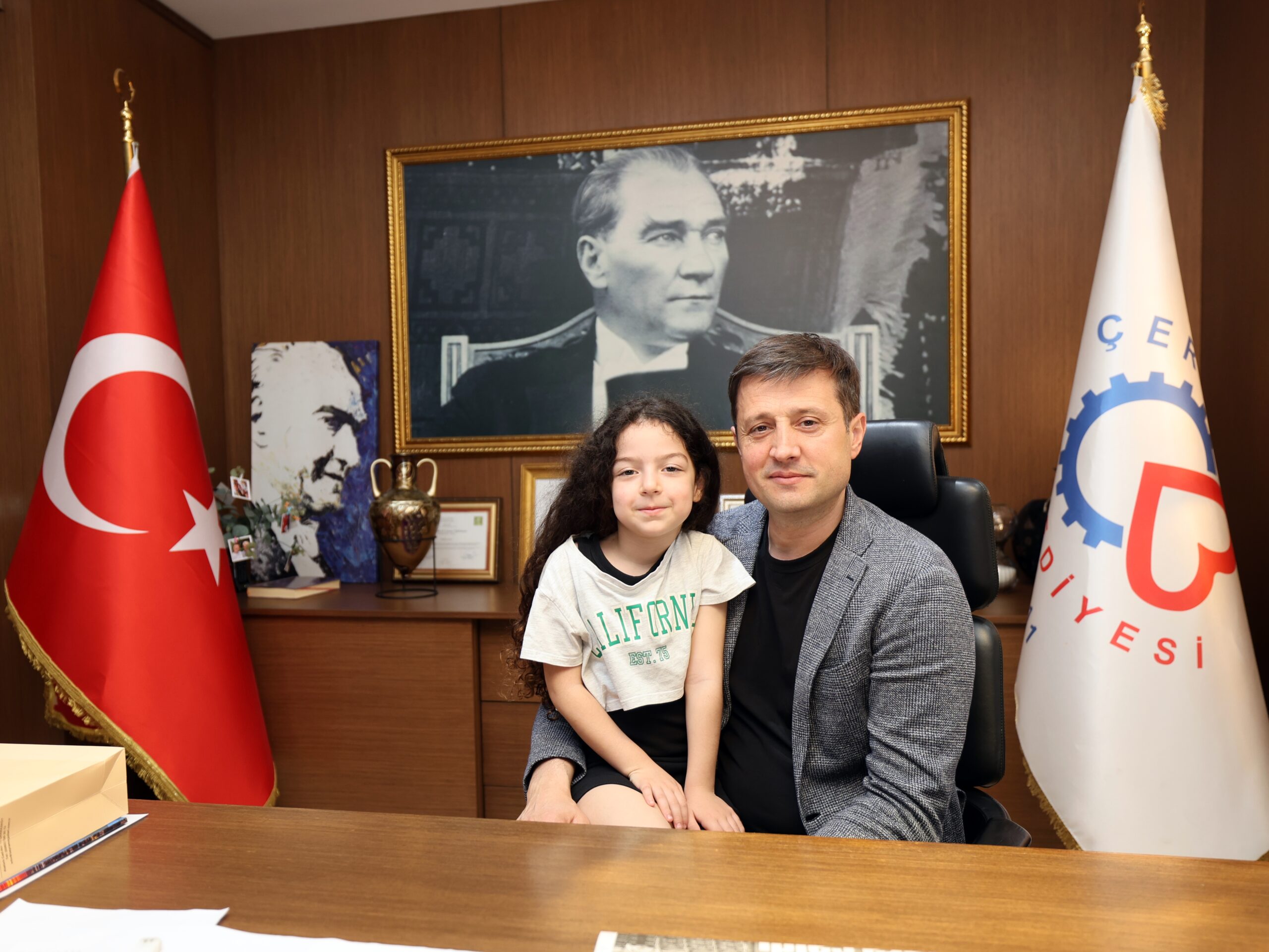 MİNİK KUMSAL ÜLKEMİZİ AVRUPA’DA TEMSİL EDECEK Çerkezköy Belediye Başkanı Vahap Akay, ülkemizi İrlanda’da düzenlenecek Avrupa Satranç