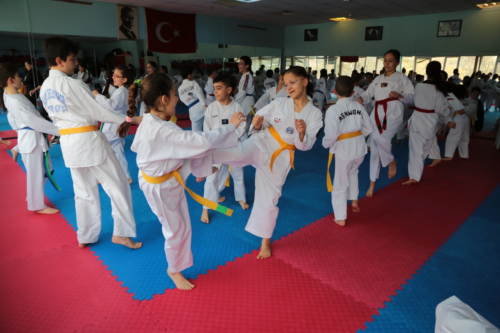 İzmir’de yaz okulları için kayıtlar başladı İzmir Büyükşehir Belediyesi’nin 24
