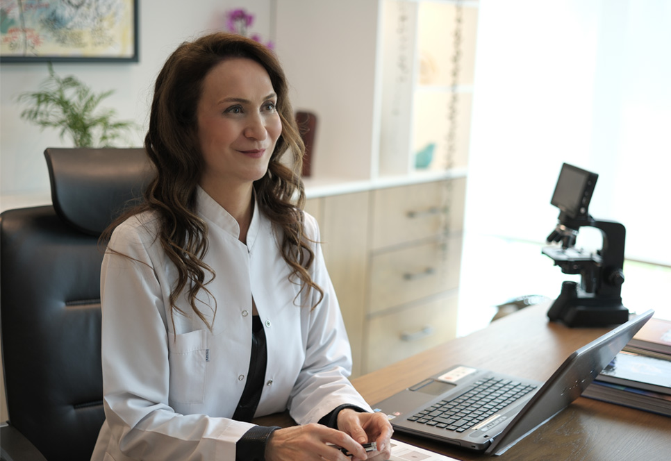 Dermatoloji Uzmanı Dr. Fatma Menteş, koltuk altı bölgesinde aşırı terleme