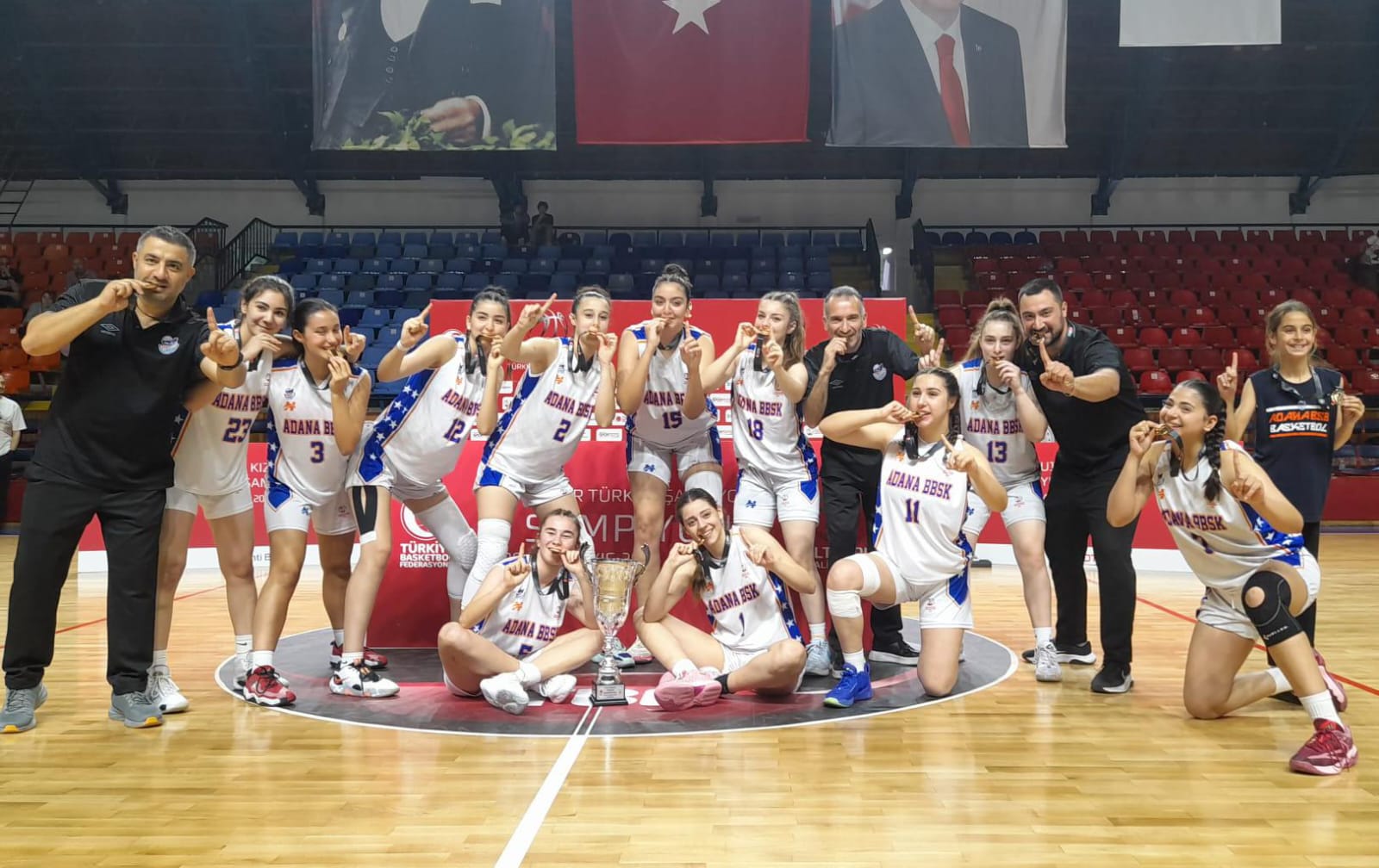 Finalde Botaşspor’u yenerek kupayı kazandılar Adana Büyükşehir Belediye Başkanı Zeydan