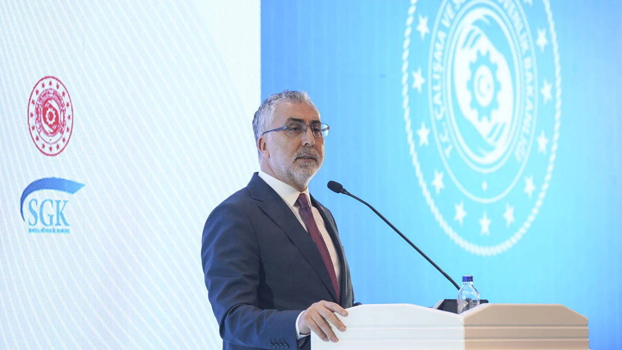 Bakan Işıkhan, Anadolu Yayıncılar Federasyonunda medya temsilcileriyle bir araya geldi.
