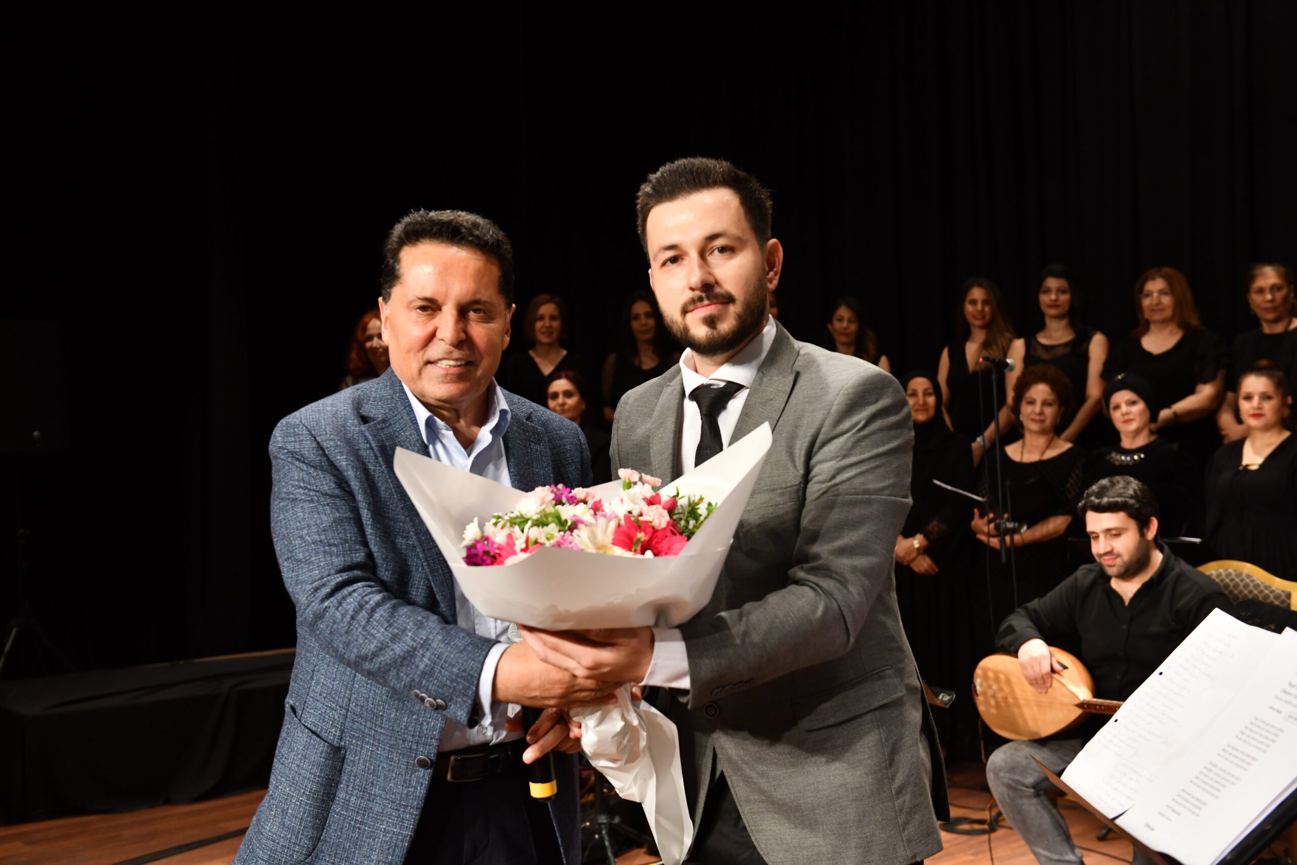 Esenyurt Belediye Başkanı Prof. Dr. Ahmet Özer, belediye bünyesindeki kursiyerlerden