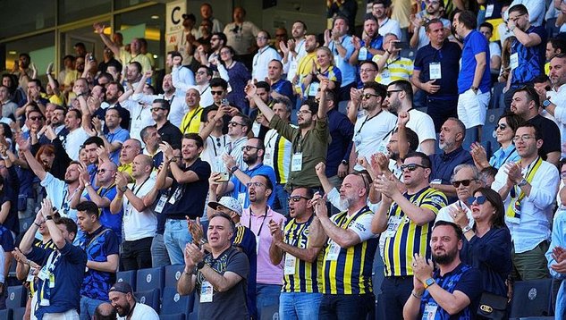  Fenerbahçe kongresinde Aziz Yıldırım, Erol Bilecik‘in Fenerbahçe’nin borçlarını açıkladığı sırada sahneye çıktı ve