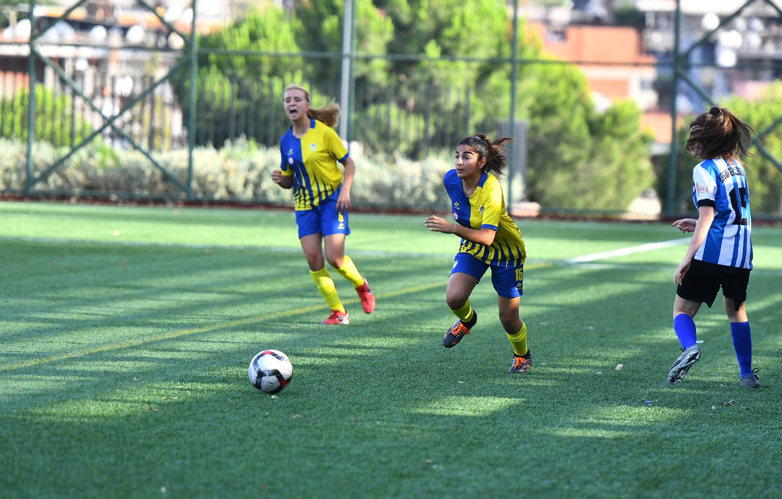 U13-U15 Kız Futbol Ligi’nde ilk düdük çaldı İzmir Büyükşehir Belediyesi