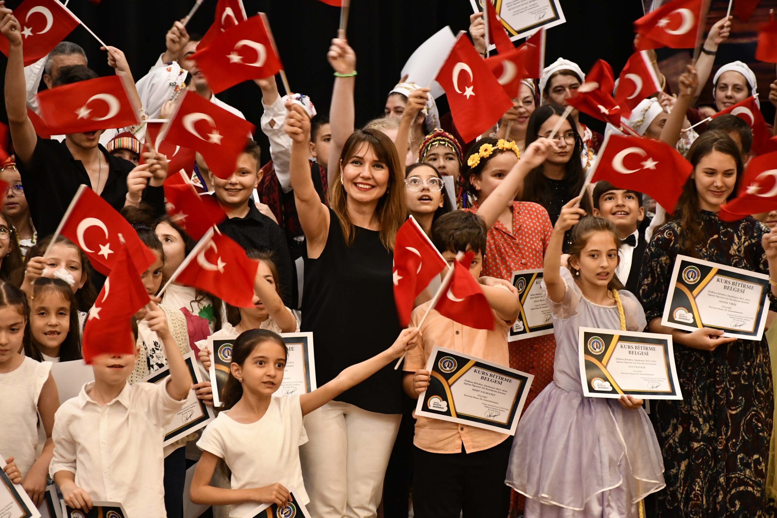 MALKARA BELEDİYE AKADEMİSİ YIL SONU PROGRAMI COŞKUYLA KUTLANDI. Malkara Belediye