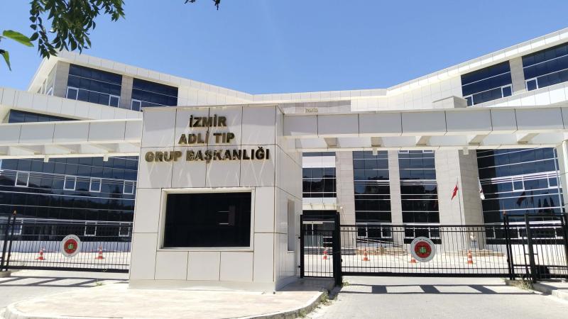 İzmir’in Karşıyaka ilçesinde silahlı kavgada yaralanan kişi, kaldırıldığı hastanede hayatını