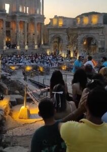 Efes Antik Kenti’nde tarihi Celsus Kütüphanesi’ni ziyaret etmek isteyen Türk