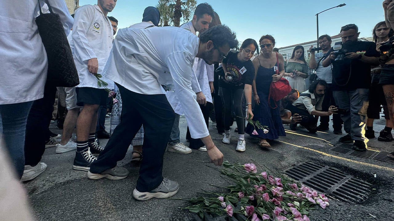 İzmir Demokrasi Üniversitesi Tıp Fakültesi öğrencileri, kentte etkili olan şiddetli