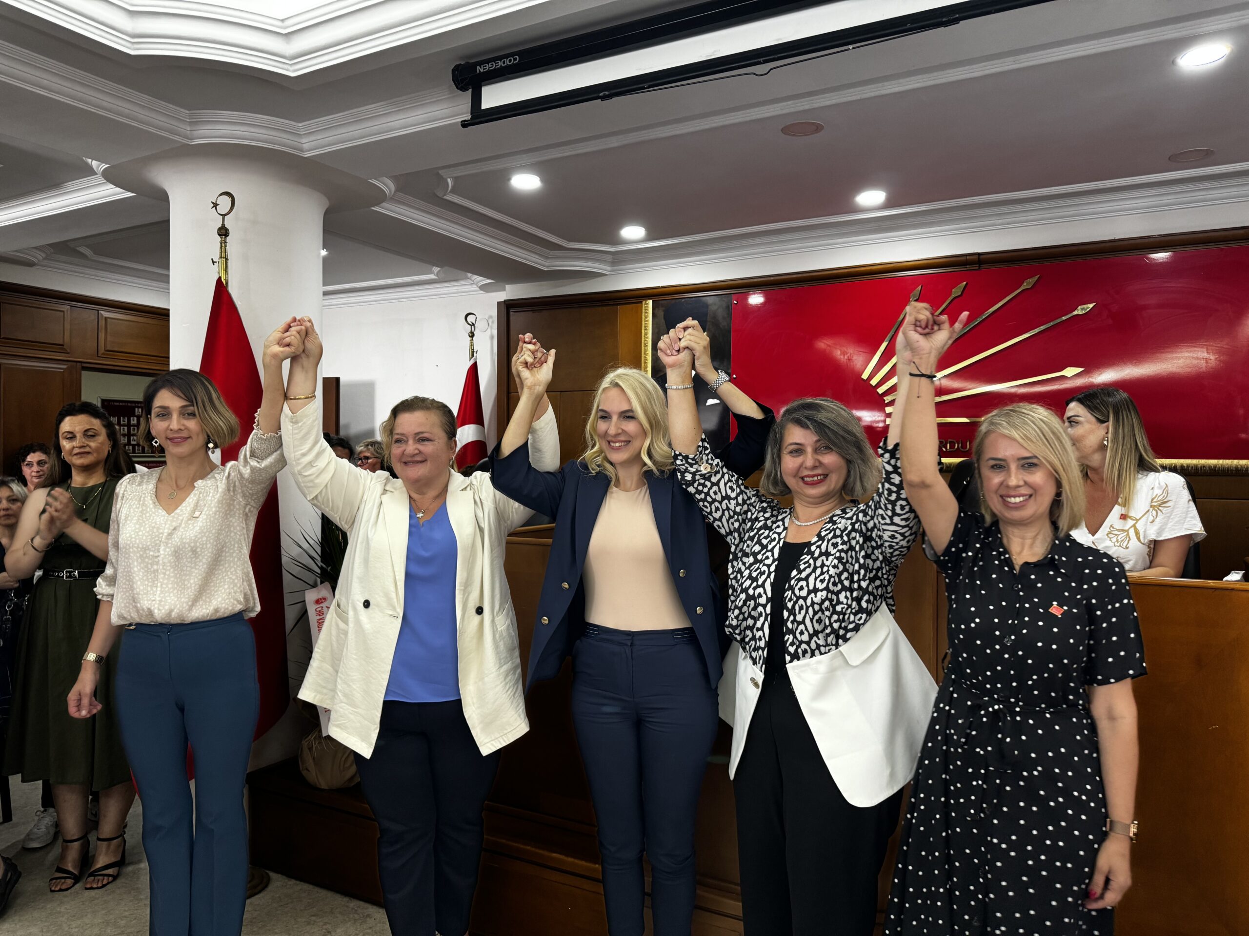 “Elimizi değil gövdemizi taşın altına koymaya hazırız’ CHP Kadın Kolları