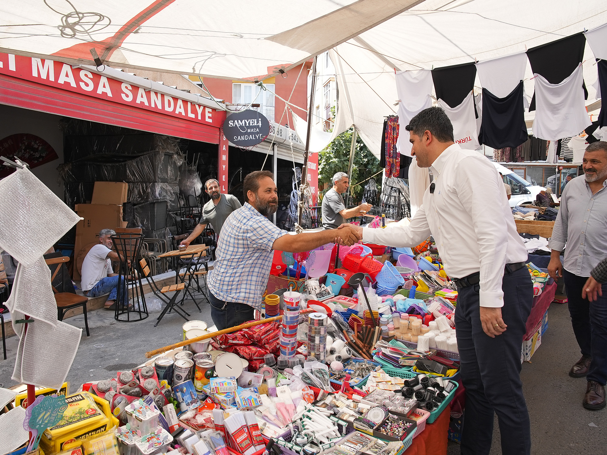 BAŞKAN ADIGÜZEL PAZAR ZİYARETİNDE: “İLK DEFA SEÇİMDEN SEÇİME DOLAŞMAYAN BİR BAŞKAN