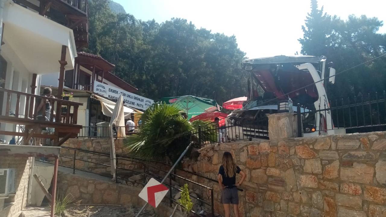 Muğla’nın Ula ilçesinde, freni boşalan tur otobüsü üç araca ve