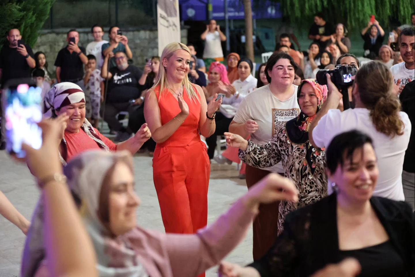 Merkezefendi Belediyesi Orkestrası Sevindik Vadi Park’ta birbirinden güzel şarkıların söylendiği