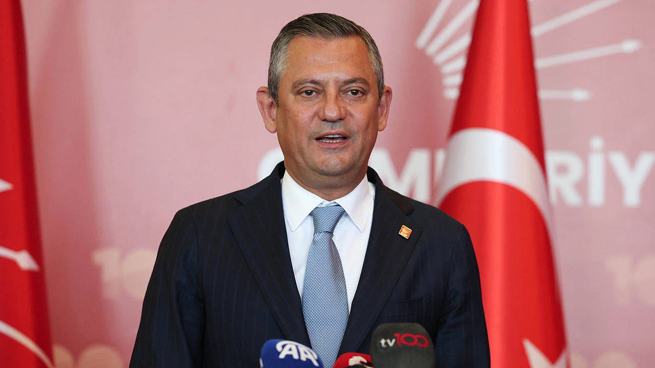 CHP Genel Başkanı Özgür Özel, Fransa’da genel seçimlerde kazanan Sol
