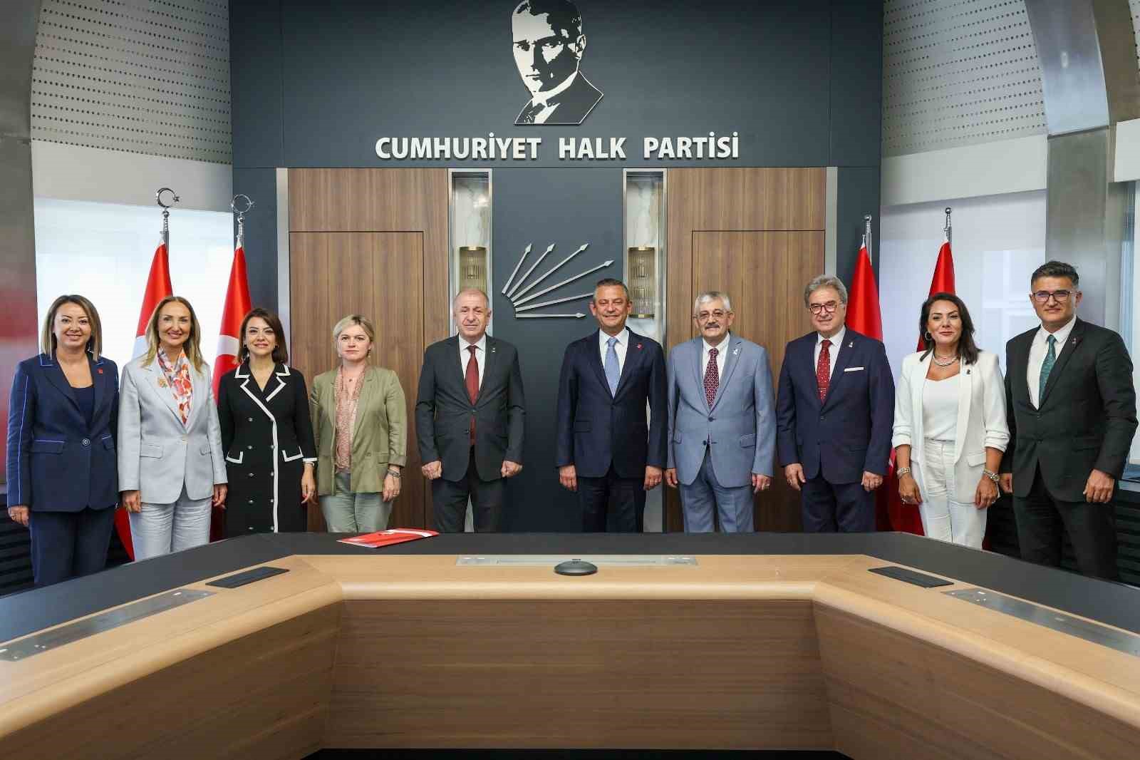 Cumhuriyet Halk Partisi (CHP) Genel Başkanı Özgür Özel, Zafer Partisi