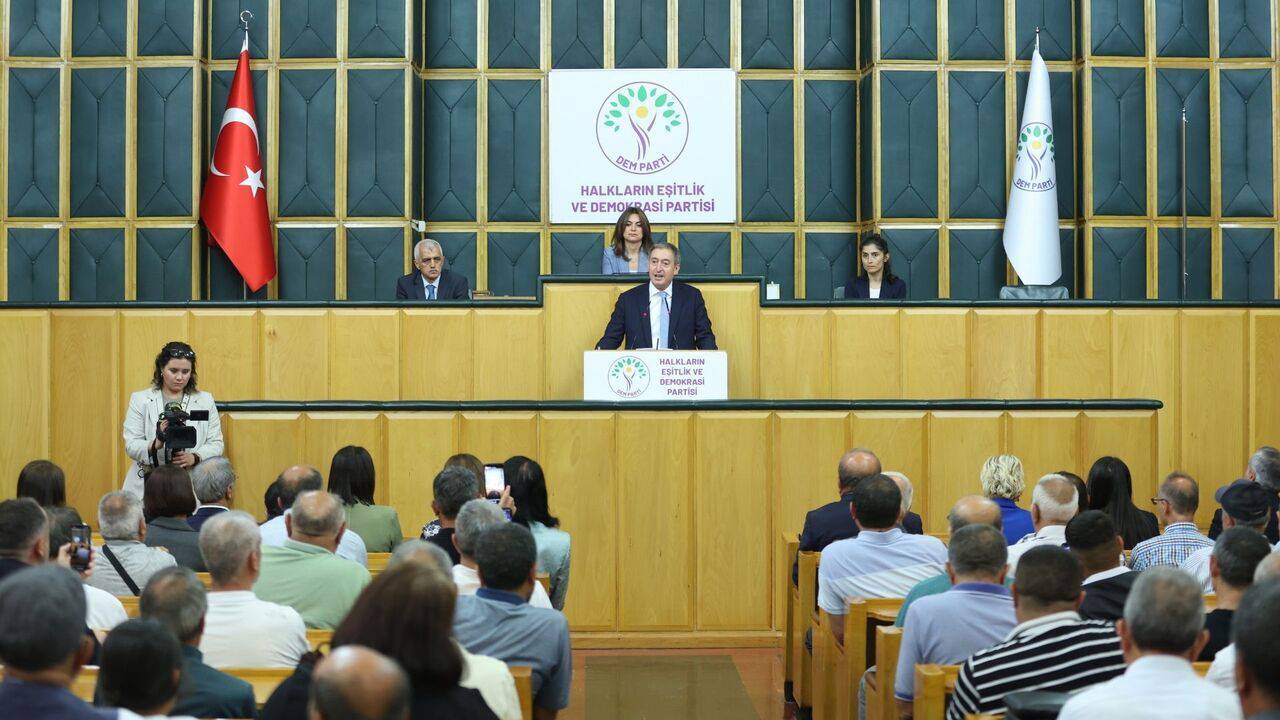 DEM Parti Eş Genel Başkanı Tuncer Bakırhan, partisinin grup toplantısında