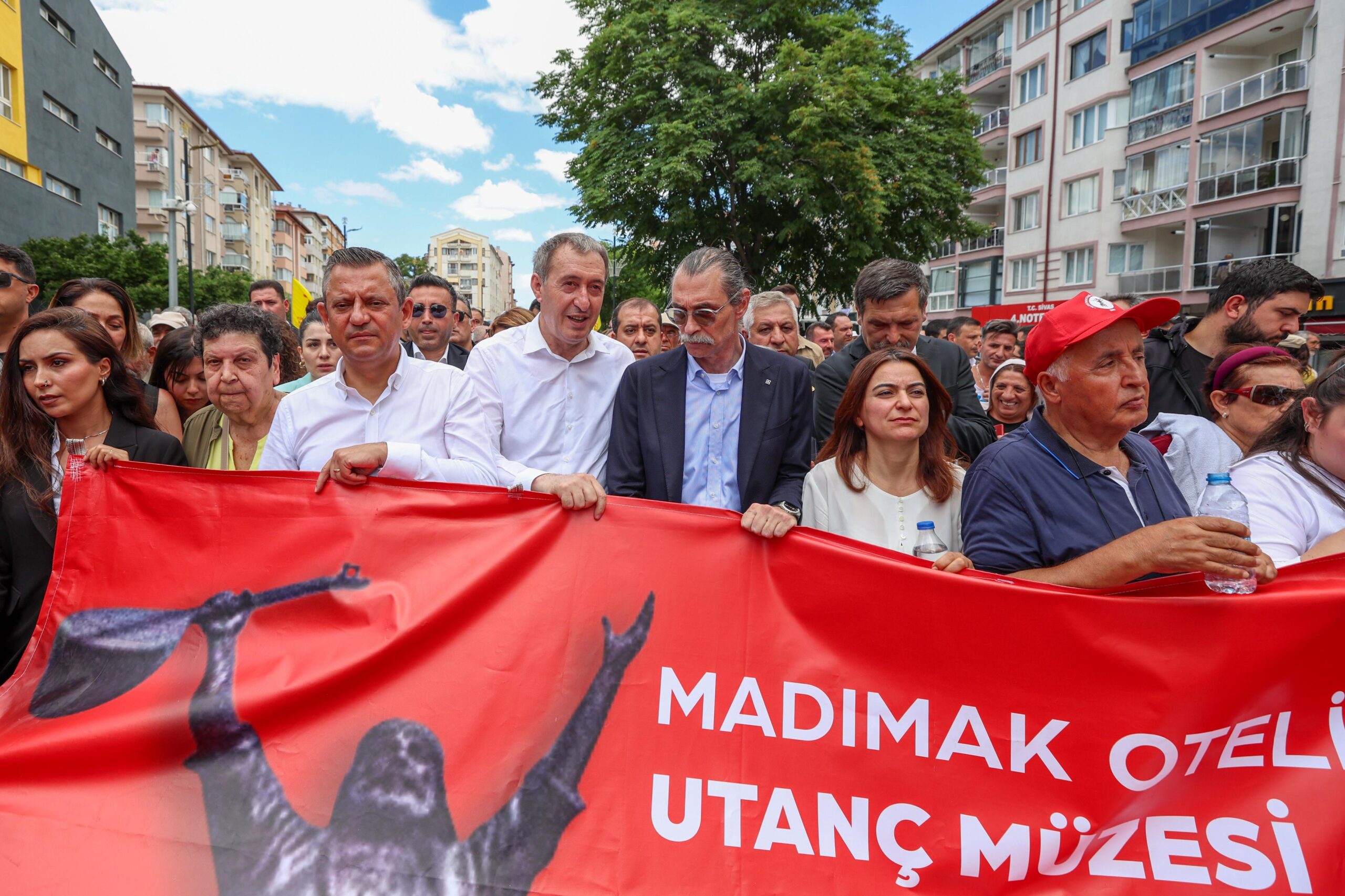 MADIMAK’TA HAYATINI KAYBEDENLER 31.YILINDA SİVAS’TA ANILDI Sivas Katliamı’nda hayatını kaybedenler,