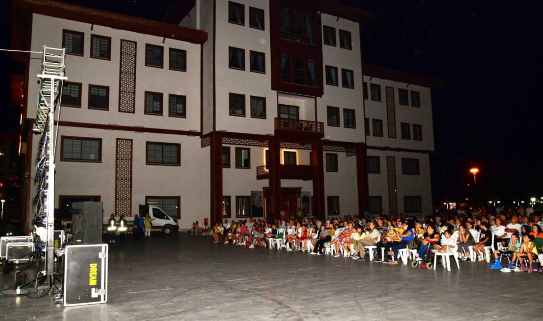AÇIK HAVA SİNEMA ETKİNLİĞİ 100. YIL MEYDANI’NDA İZLEYİCİYLE BULUŞTU Yunusemre Belediyesi’nin düzenlediği Açık Hava Sinema etkinliği kapsamında 100.Yıl Meydanı’nda