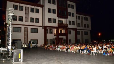 Yunusemre Belediyesi’nin düzenlediği Açık Hava Sinema etkinliği kapsamında 100.Yıl Meydanı’nda