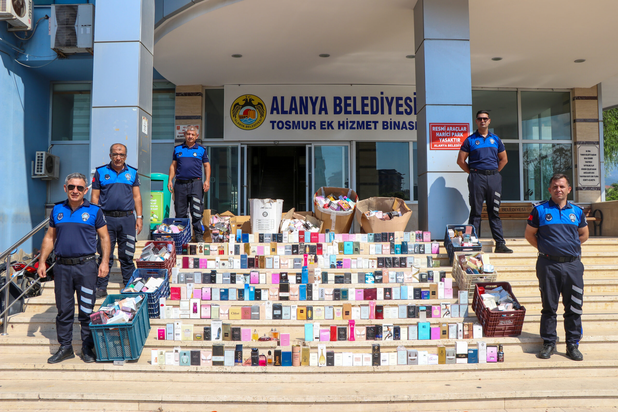 Alanya Belediyesi Zabıta Müdürlüğü ekipleri, kent genelinde gerçekleştirdiği denetimlerde, seyyar