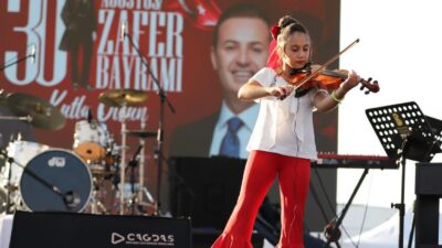 Bandırma Cumhuriyet Meydanı, 30 Ağustos Zafer Bayramı’nda ‘Genç Yetenekler’in sesiyle