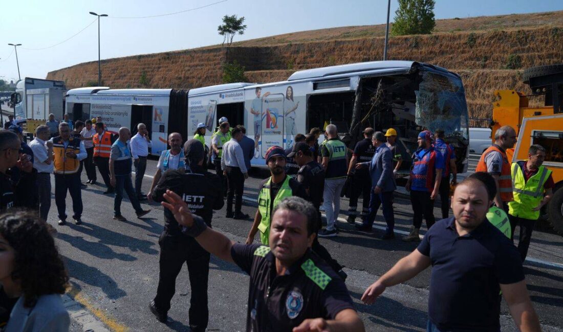 İstanbul Küçükçekmece’de seyir halindeki metrobüsün başka bir metrobüse çarpması sonucu