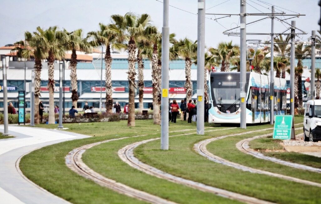 Hafif raylı ulaşım sistemi yatırımlarını sürdüren İzmir Büyükşehir Belediyesi; Konak,