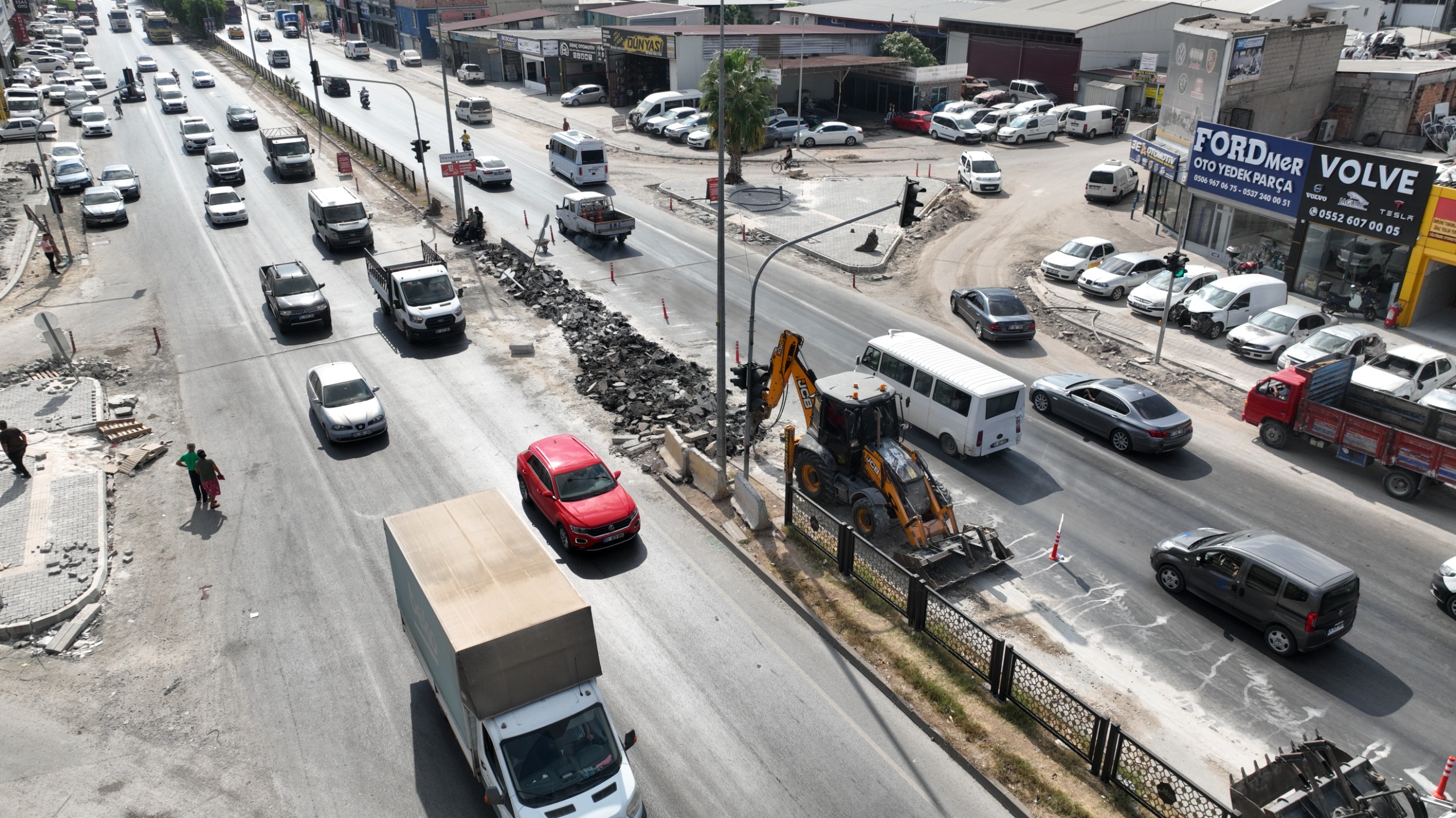 Golcuoğlu ve Saydam caddelerindeki çalışmalara yenileri eklenecek Zeydan Karalar çalışıyor,