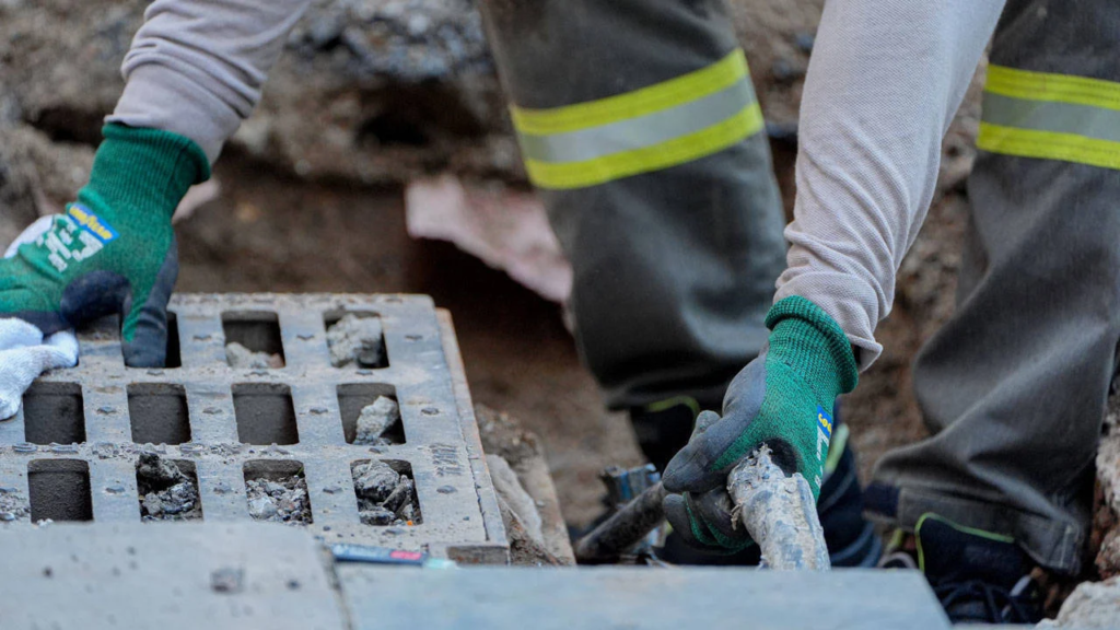 İzmir’in Konak ilçesinde yağmur sırasında elektrik akımına kapılan 2 kişinin