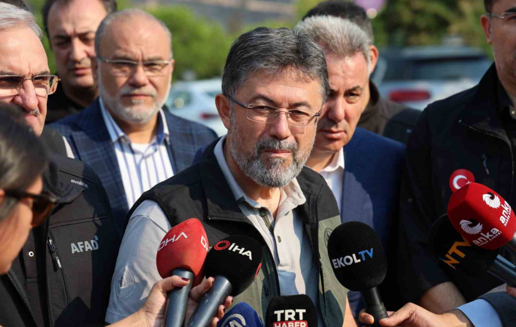 İzmir Karşıyaka’da çıkan, evlere ve iş yerlerine sirayet eden yangınla