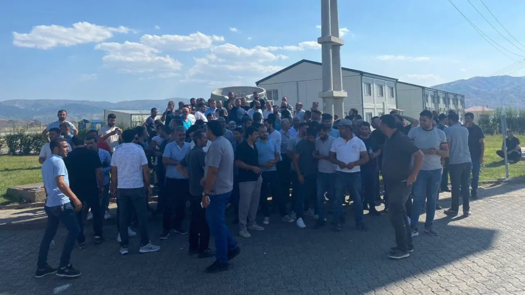 Elazığ’ın Alacakaya ilçesinde Eti Krom’da çalışan madencilerin, ücretlerinde iyileştirme talebiyle